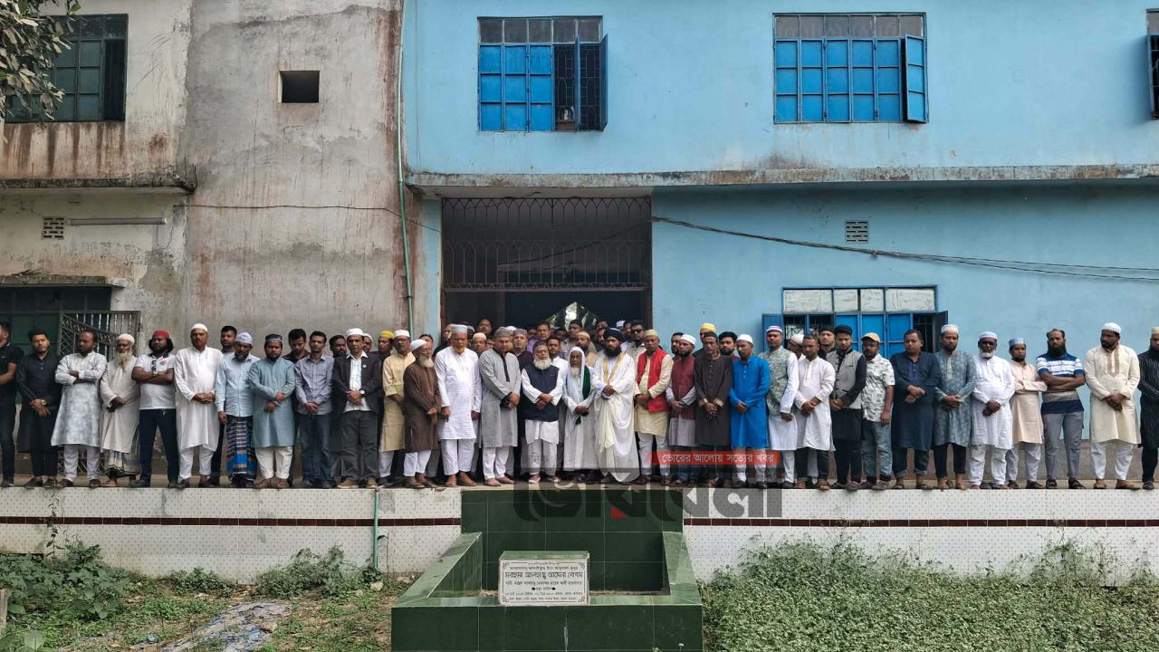 জুম্মা নামাজ আদায় শেষে মা-বাবার কবর জিয়ারত করছেন ডক্টর জালালউদ্দিন