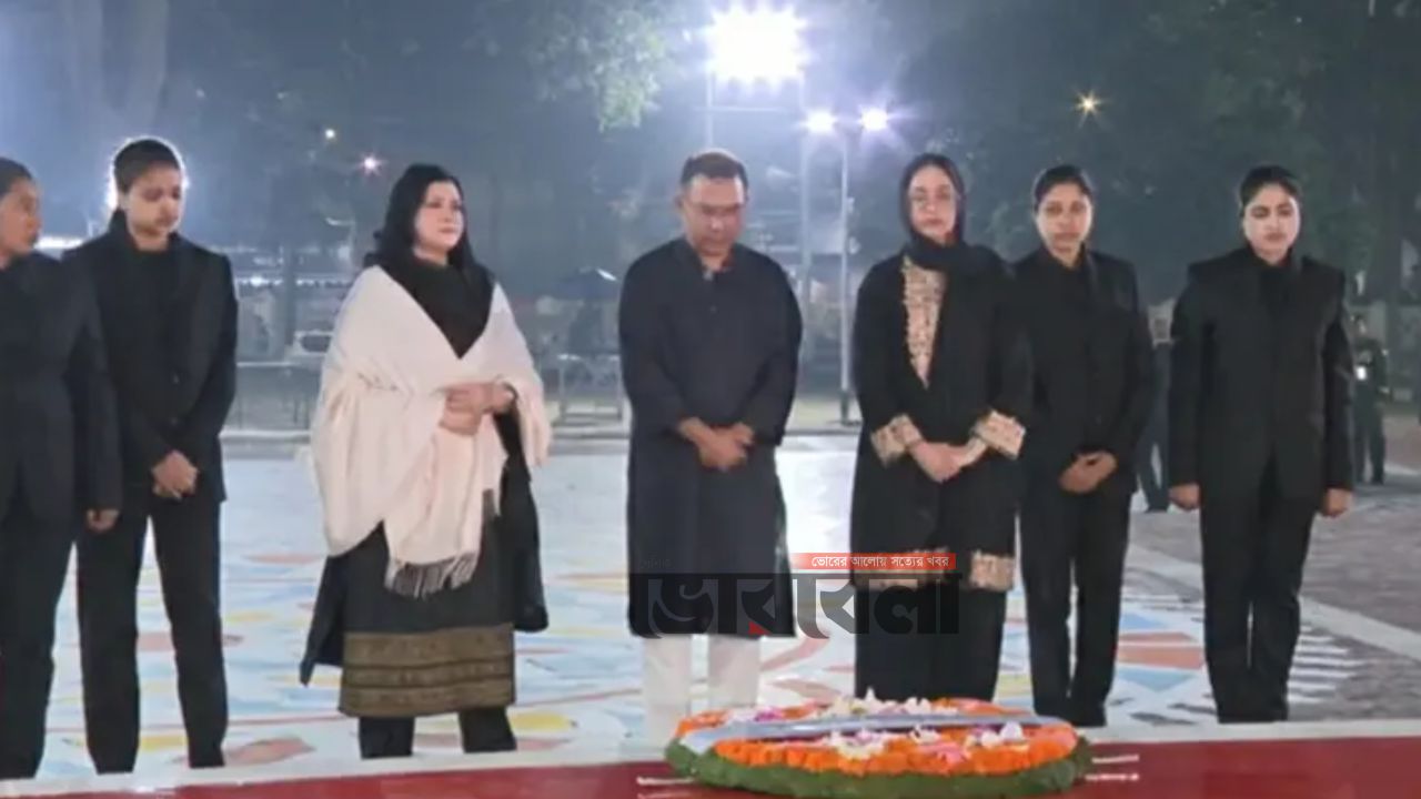 কেন্দ্রীয় শহিদ মিনারে ভাষা শহিদদের প্রতি প্রধানমন্ত্রীর শ্রদ্ধা নিবেদন