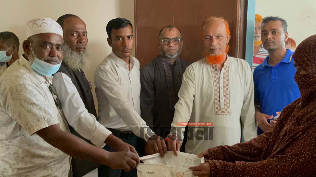 মতলব উত্তরে দুর্গাপুর ইউনিয়নে ভিজিএফ’র চাল বিতরণ