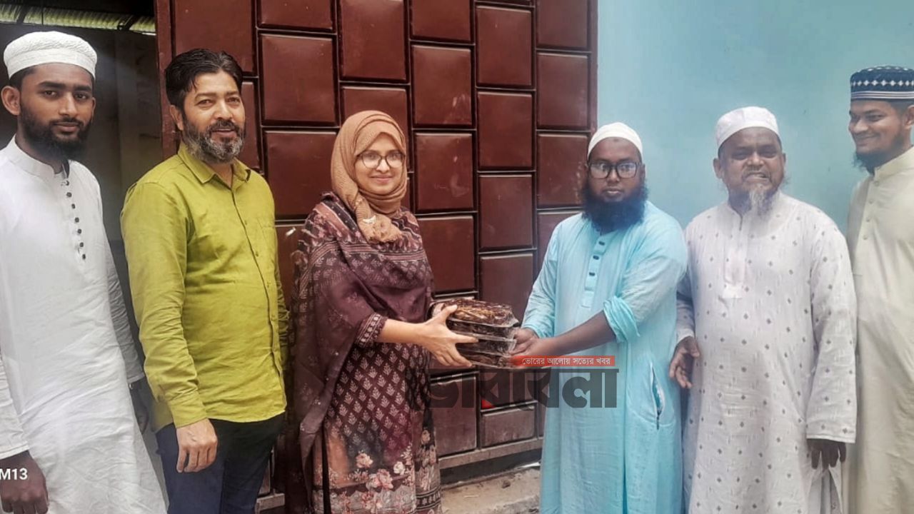 মতলব উত্তরে সৌদি আরবের ৩৪ কার্টন খেজুর বিতরণ