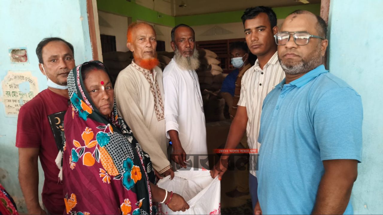 মতলব উত্তরে জাটকা আহরণে নিষিদ্ধ সময়ে জেলেদের মাঝে খাদ্য সহায়তা বিতরন