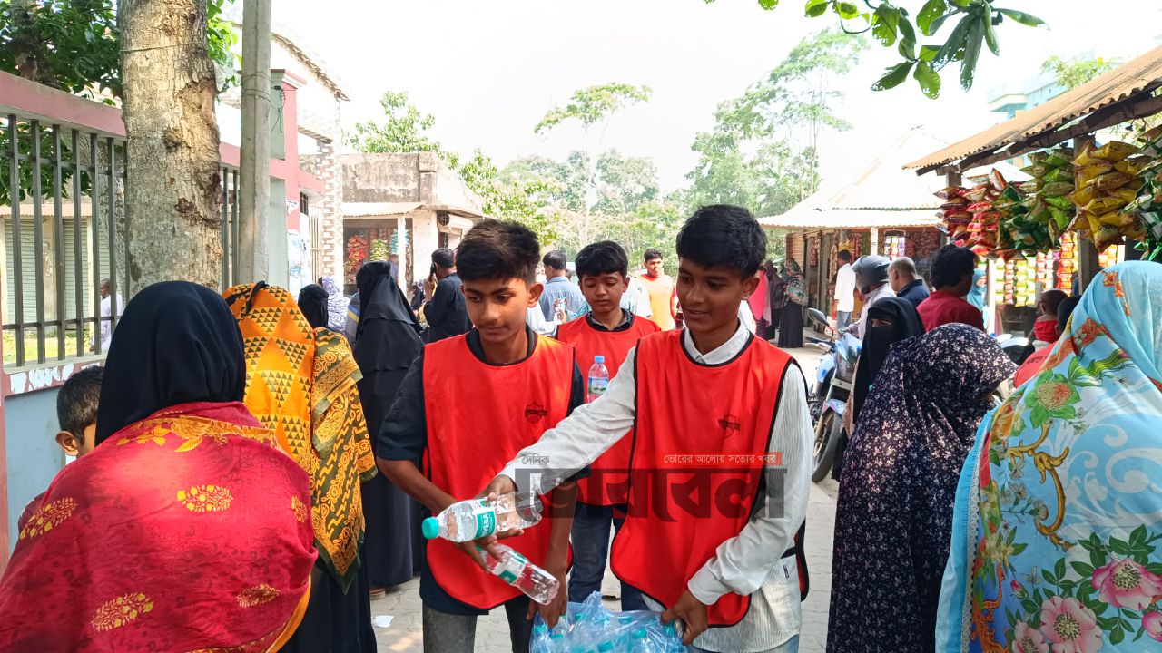 তীব্র তাপদাহে পরীক্ষার্থীদের পাশে নিশ্চিন্তপুর বন্ধুমহল ক্লাব, পানি ও স্যালাইন বিতরণ