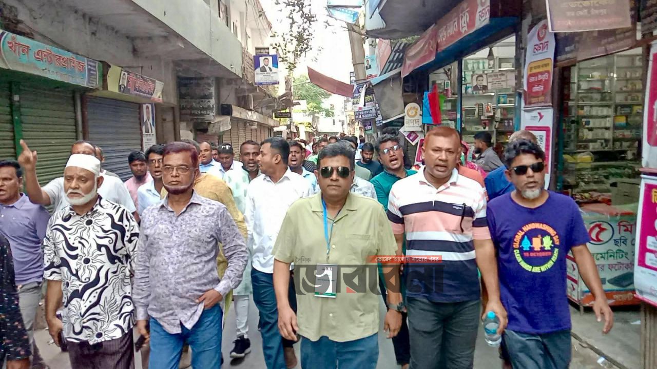 প্রধানমন্ত্রী তারেক রহমানকে স্বাগত জানাতে চাঁদপুরে তানভীর হুদার নেতৃত্বে নেতাকর্মীদের অবস্থান