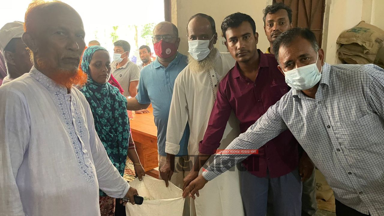 মতলব উত্তরে দুর্গাপুর ইউনিয়নে ভিজিএফ’র চাল বিতরণ