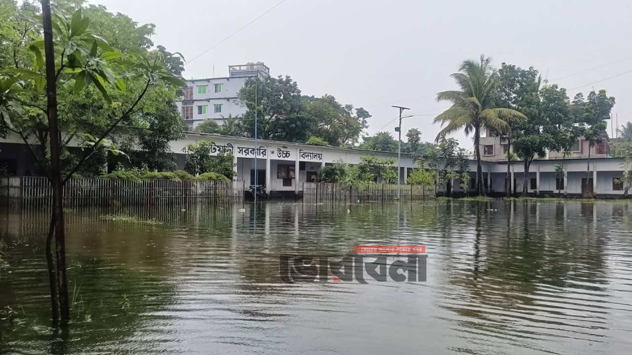 জলাবদ্ধতায় পরীক্ষা স্থগিত, চরম দুর্ভোগে শিক্ষক-শিক্ষার্থীরা