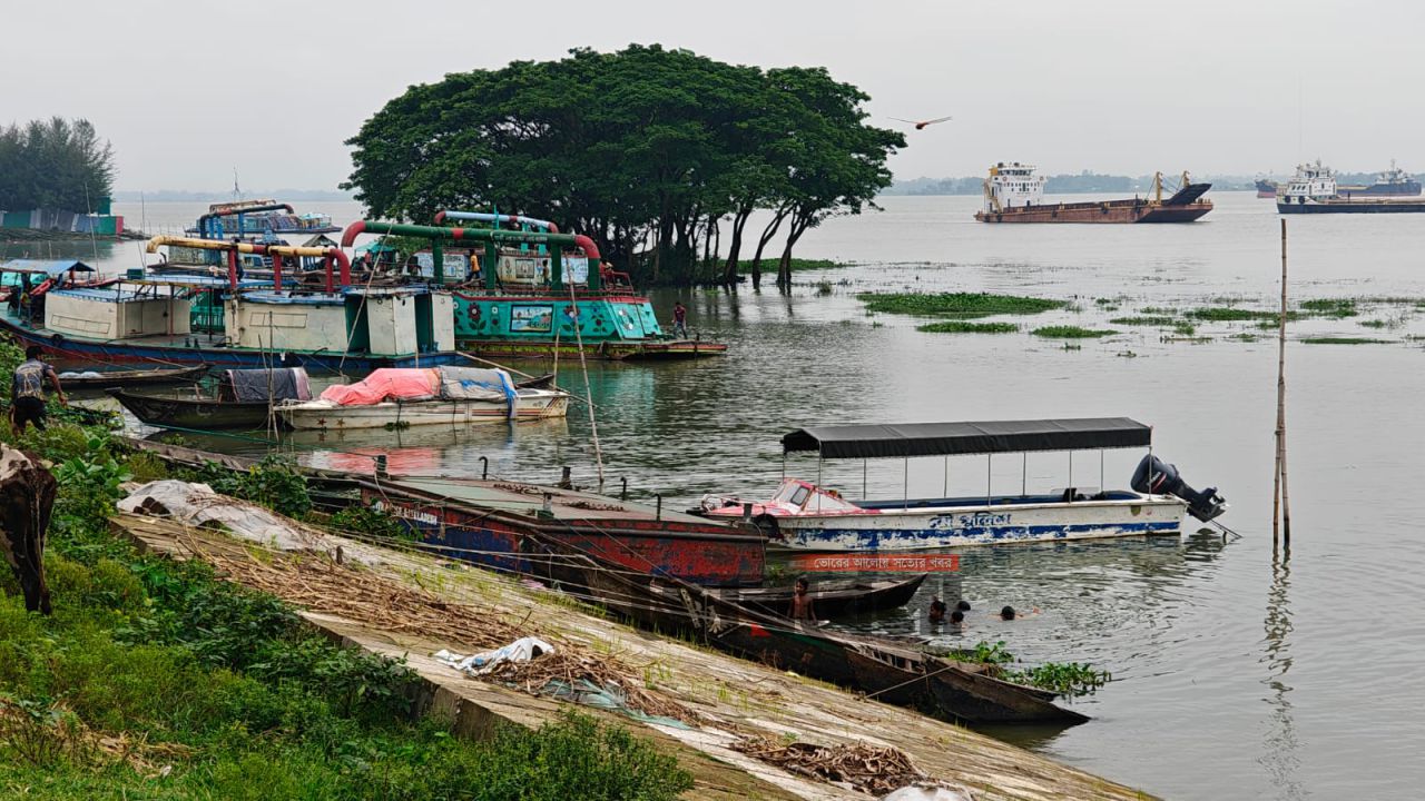 নৌ পুলিশ ফাঁড়ির নাকের ডগায় কারেন্ট জালের দাপট, মতলবে প্রকাশ্যে নিষিদ্ধ জাল মেরামত ও মাছ শিকার
