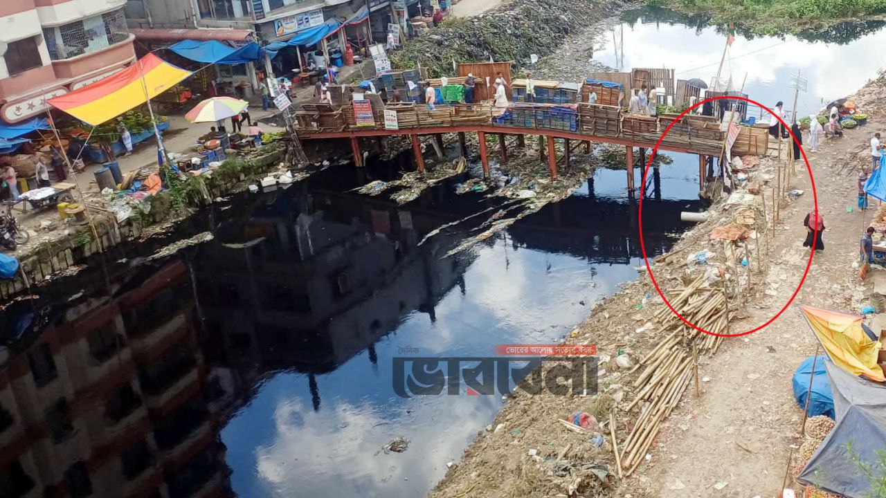 সিদ্ধিরগঞ্জে ডিএনডি খালের পাড় দখলের অভিযোগ বিএনপি নেতা রবির লোকজনের বিরুদ্ধে, বাঁশের বেড়া দিয়ে ঘেরাও