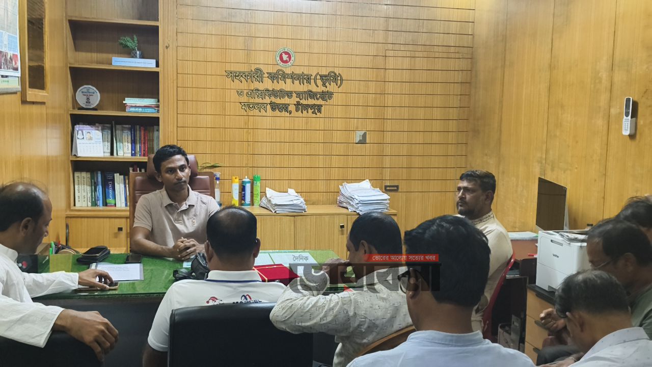 মতলব উত্তরে সহকারী কমিশনার (ভূমি) রহমত উল্লাহকে সাংবাদিকদের বিদায় সংবর্ধনা