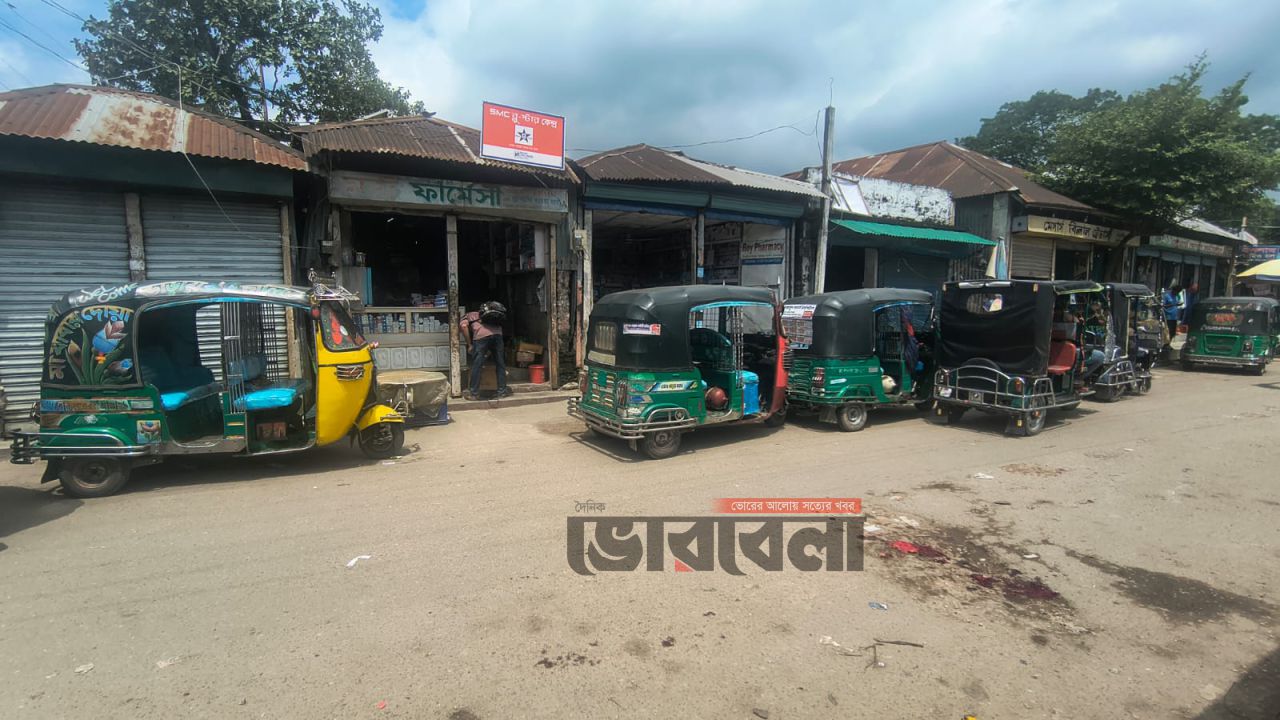 পুলিশি হয়রানি'র অভিযোগে মতলব উত্তরে সিএনজি চলাচল বন্ধ