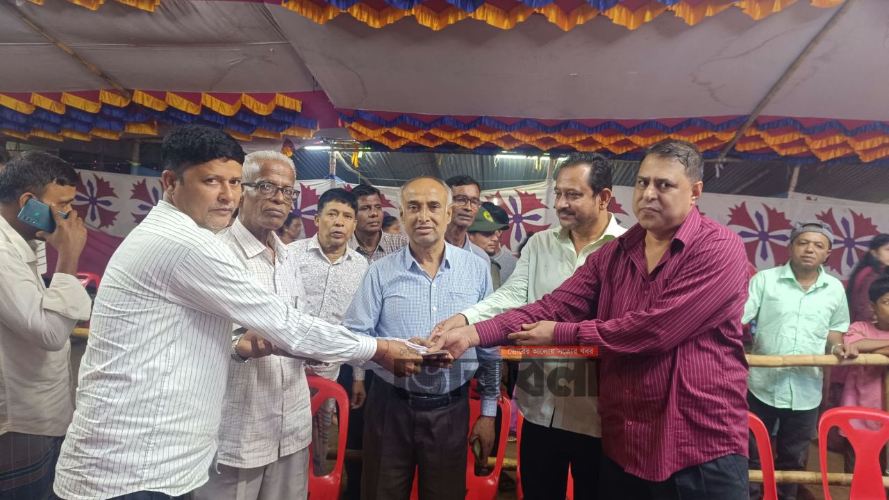 মতলব উত্তরে দুর্গাপূজা উপলক্ষে অসহায়দের আর্থিক সহায়তা দিলেন শিল্পপতি ফারুক মাহমুদ
